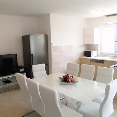 Lejlighed In With Terrace, Air Conditioning, Wifi, Washing Machine Preko